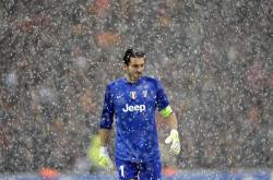 开云体育在线-骑士力克掘金，东契奇状态火热，新生代与老牌劲旅的激情碰撞