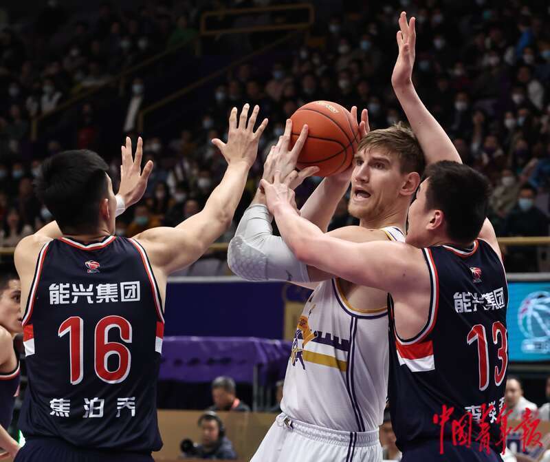 广州队翻盘北京队，麦科勒姆统治全场